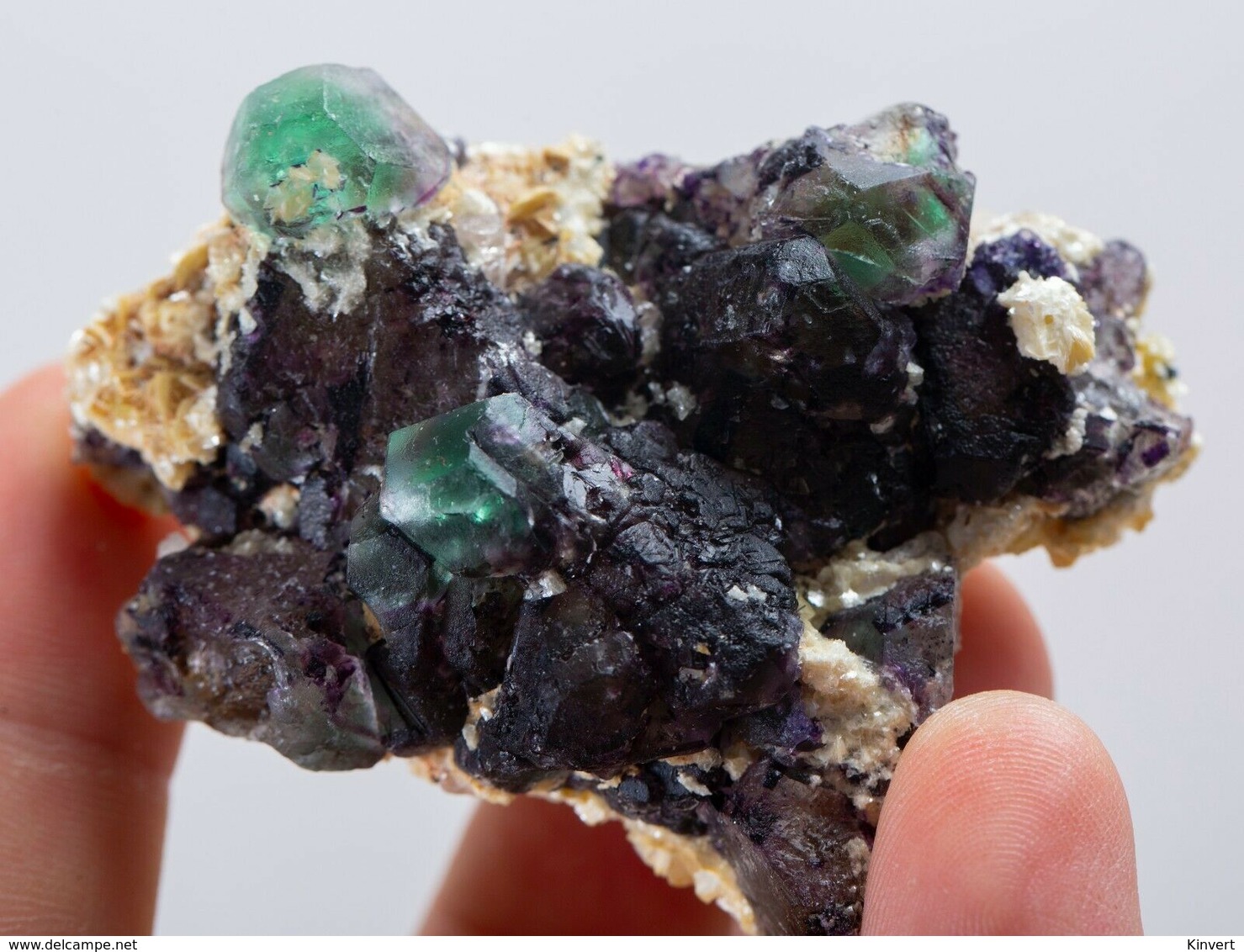 Fluorite Verte Avec Mica Des Monts Erongo, Namibie. 71 Gr. 6,8 X 5,1 X 2,3 Cm - Mineralien