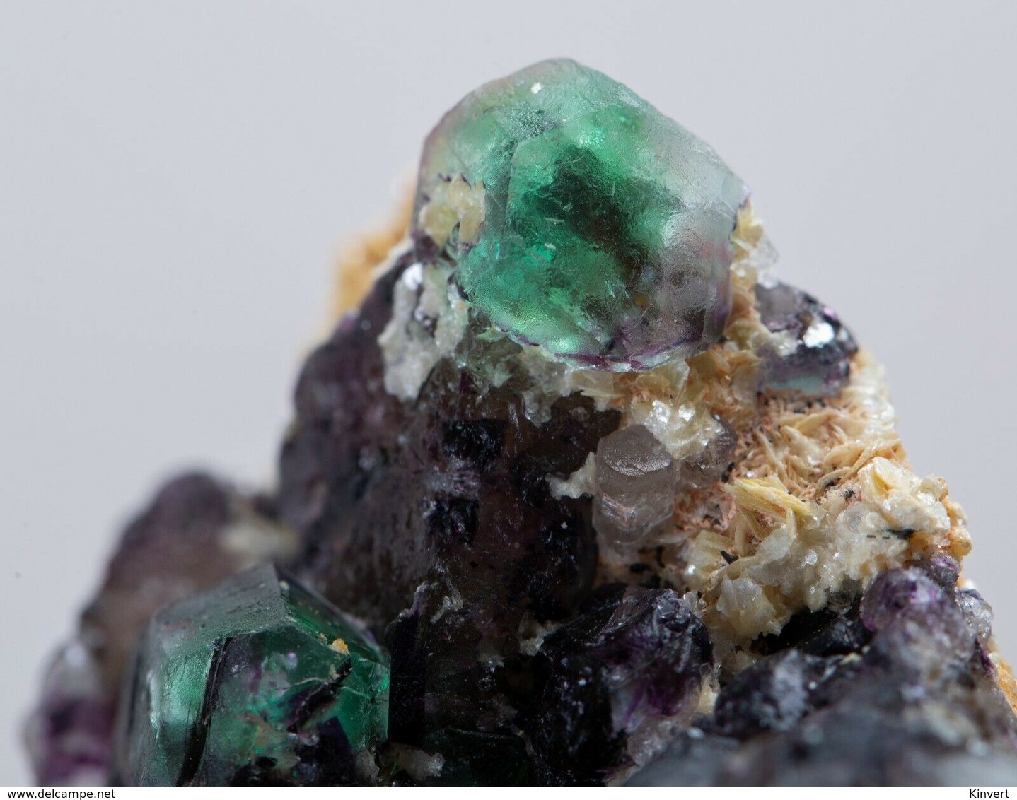 Fluorite Verte Avec Mica Des Monts Erongo, Namibie. 71 Gr. 6,8 X 5,1 X 2,3 Cm - Minéraux