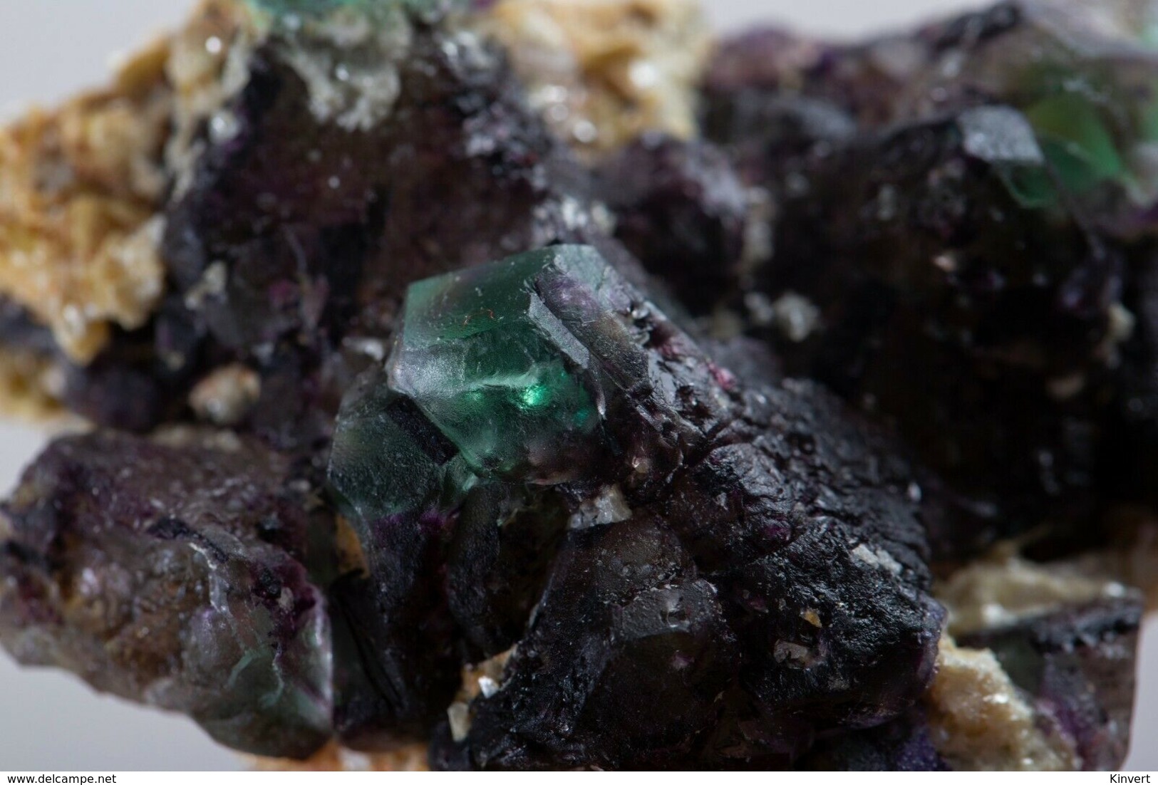 Fluorite Verte Avec Mica Des Monts Erongo, Namibie. 71 Gr. 6,8 X 5,1 X 2,3 Cm - Mineralien