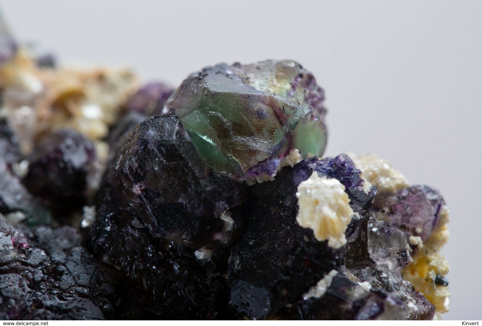 Fluorite Verte Avec Mica Des Monts Erongo, Namibie. 71 Gr. 6,8 X 5,1 X 2,3 Cm - Mineralien
