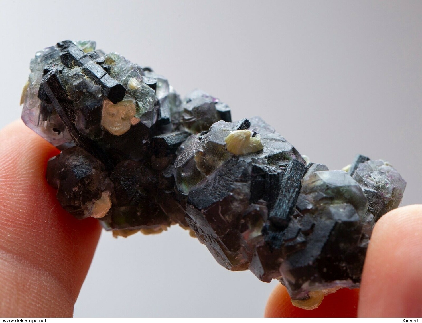 Fluorite Verte Avec Tourmaline Noire Et Mica, Monts Erongo, Namibie. 10 Gr. 5,2 X 2,6 X 2,2 Cm - Mineralien
