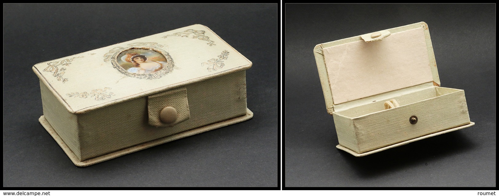 Boîte En Tissu Vert D'eau, Avec Camée Peint Main Sur Couvercle, Fermeture Par Bouton Pression, 2 Comp., 110x60x35mm. - T - Stamp Boxes