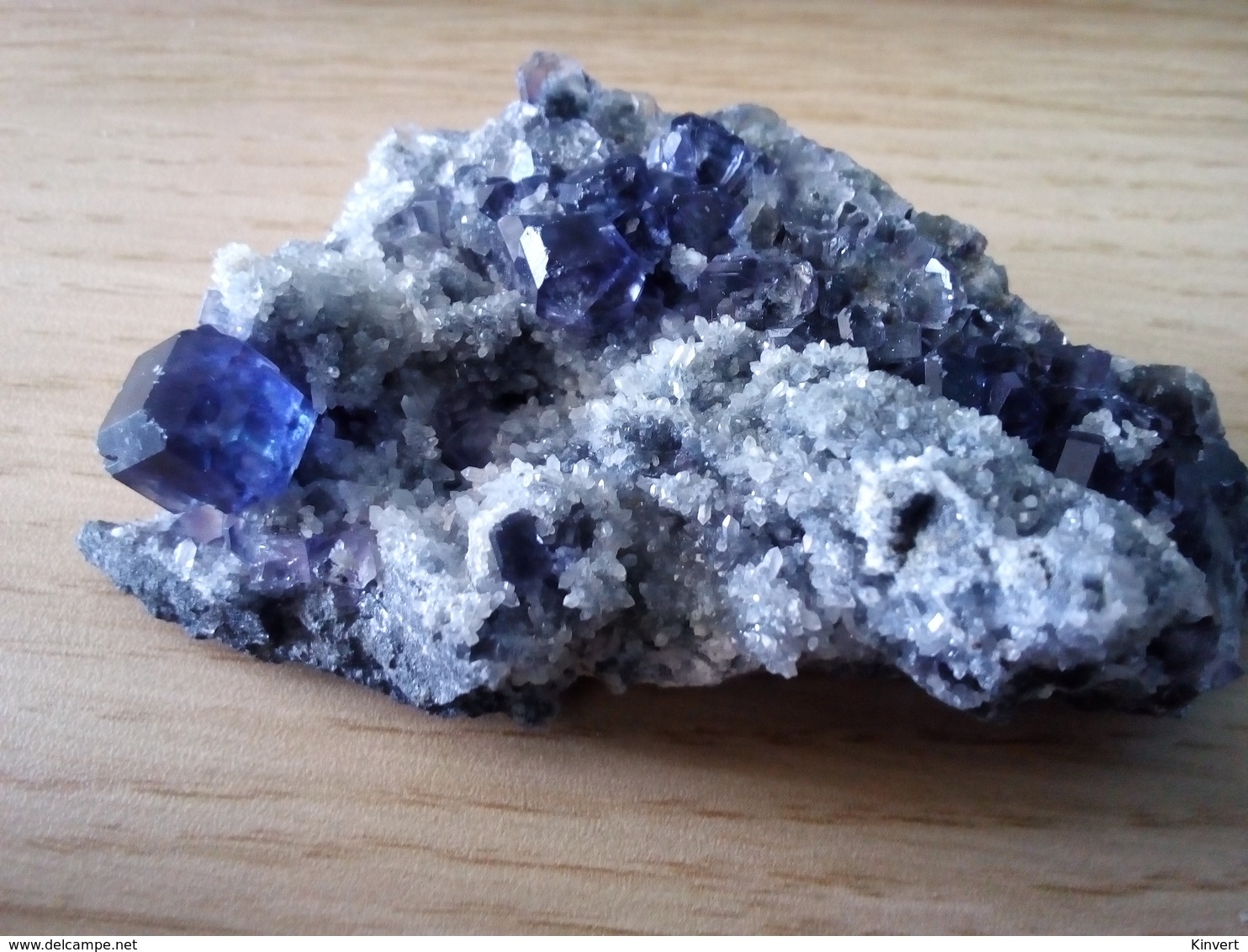 Fluorite Bleue Et Quartz, Fujian, Chine. 40 Grammes. 7 X 4 X 2,5 Cm - Mineralien