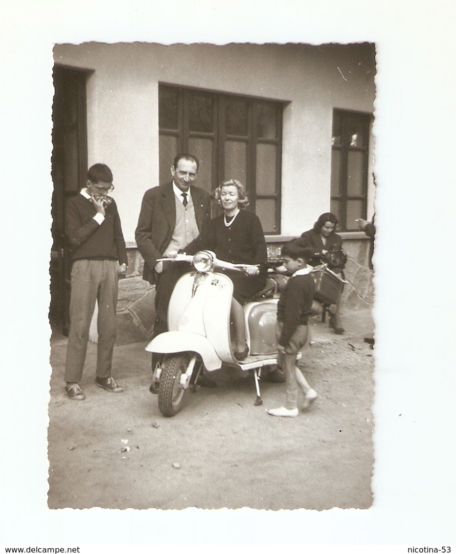 FO--00109-- FOTO ORIGINALE - VESPA PIAGGIO CON SIGNORA - Altri & Non Classificati