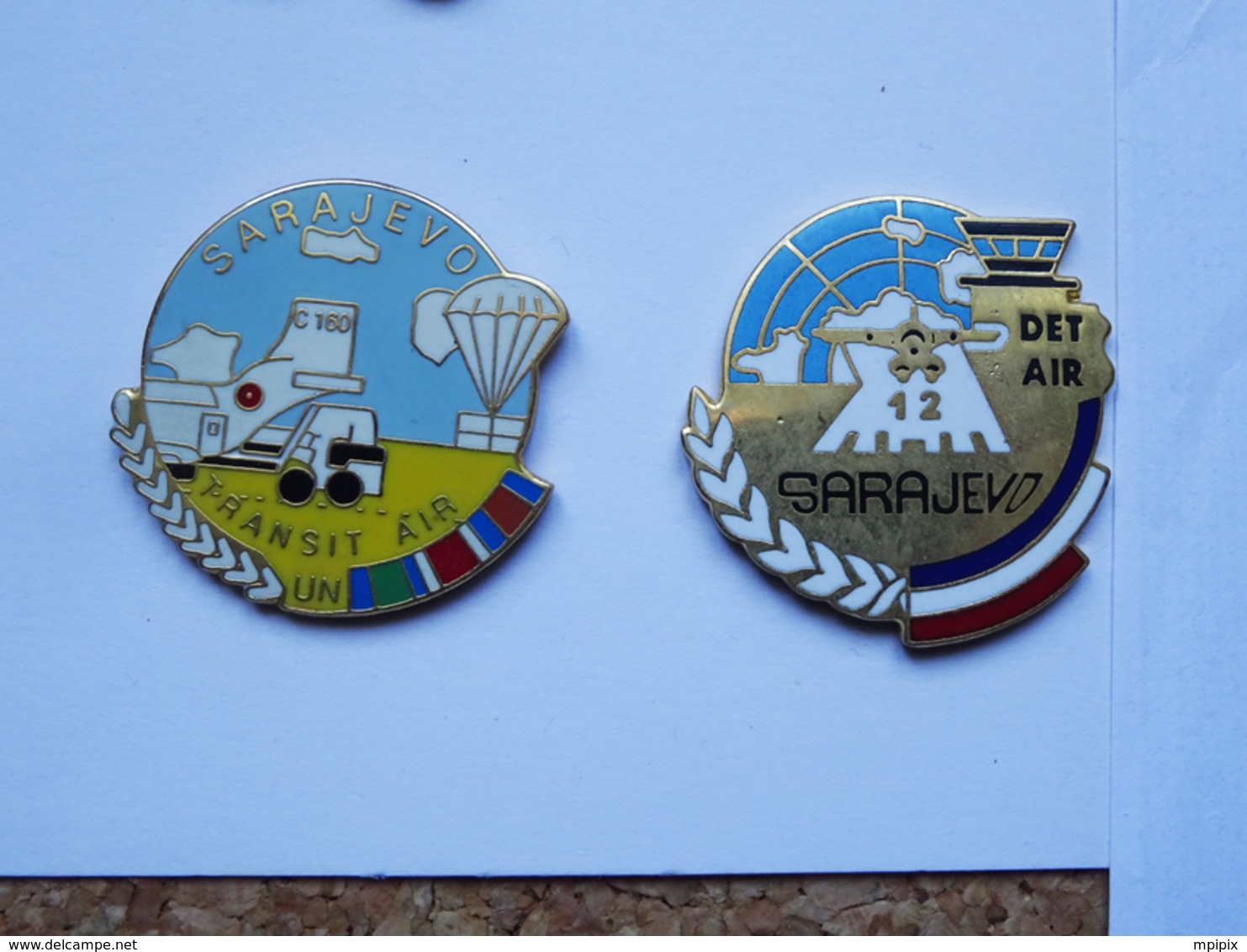 2 Pin's Militaria Sarajevo Transit Air UN Avion Parachute DET AIR - Militaria