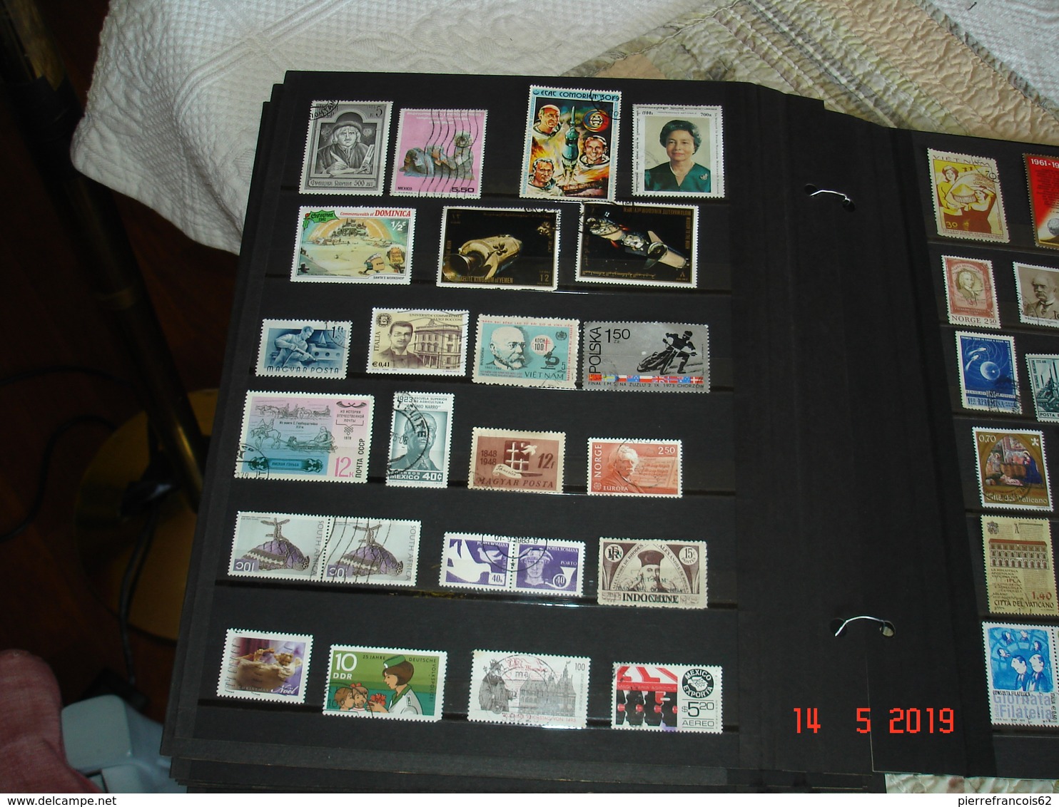 PAGES D'ALBUM CONTENANT TIMBRES OBLITERES DU MONDE