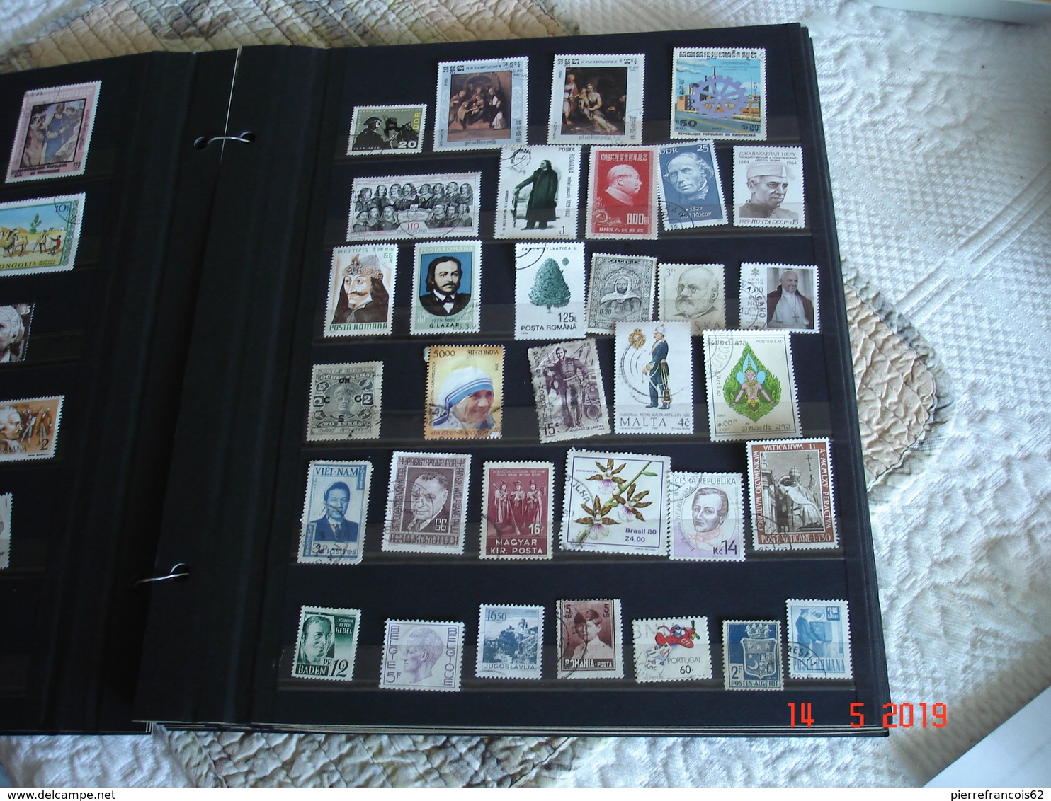 PAGES D'ALBUM CONTENANT TIMBRES OBLITERES DU MONDE