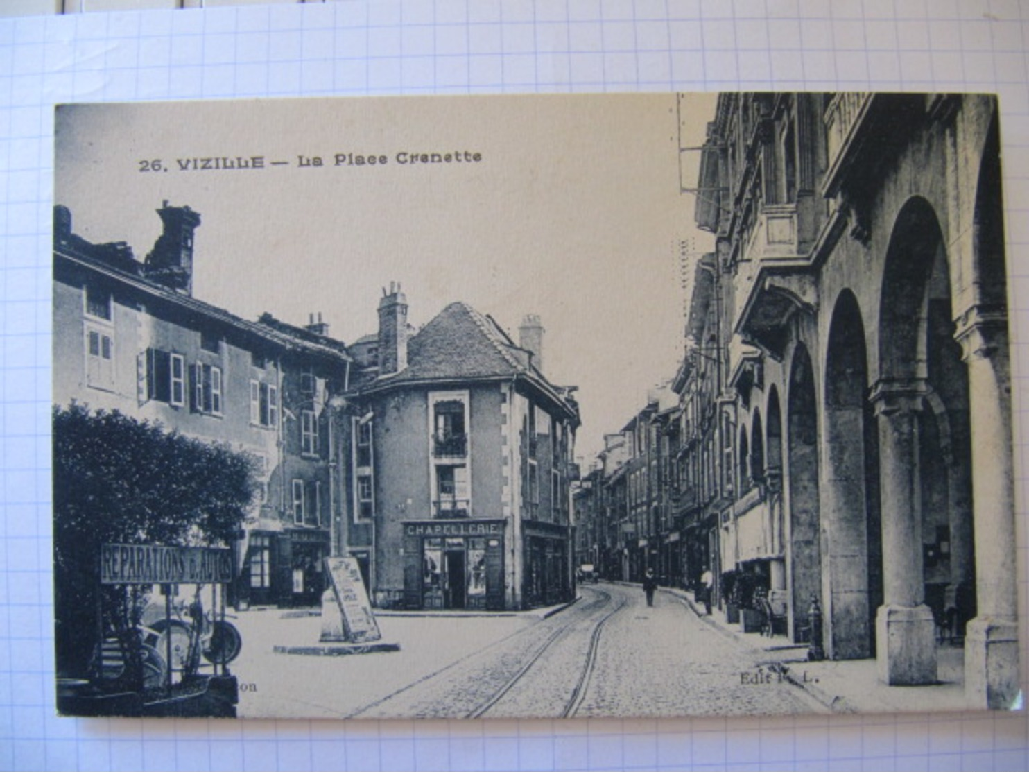 38  VIZILLE  La Place Grenette - Vizille