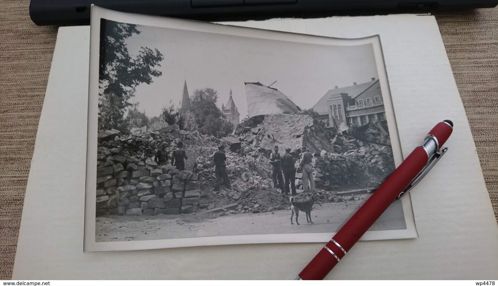 Photo 13x18 Haguenau 1944 Bonbardement Marxenhausen Prisonniers Allemands Deblayant Les Décombres Du Château D Eau - War, Military