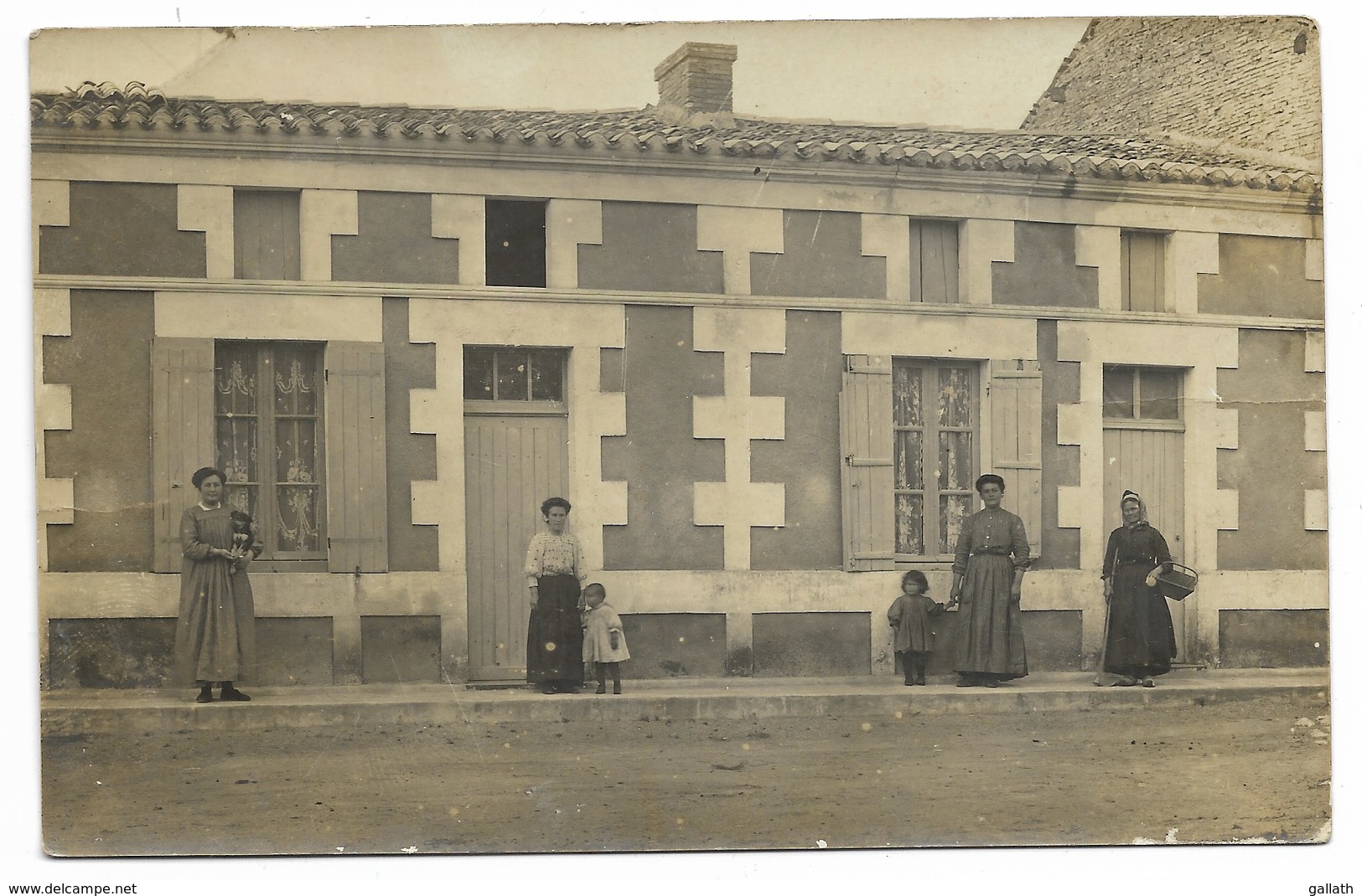 17-MONTENDRE-CARTE PHOTO-Maison, Rue à Identifier... 1911  Animé  (léger Pli) - Montendre