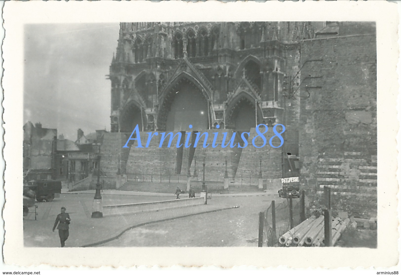 Campagne De France 1940 - In Amiens - Le Parvis De La Cathédrale Notre-Dame Habillée De Ses Protections De Sacs De Sable - Guerre, Militaire