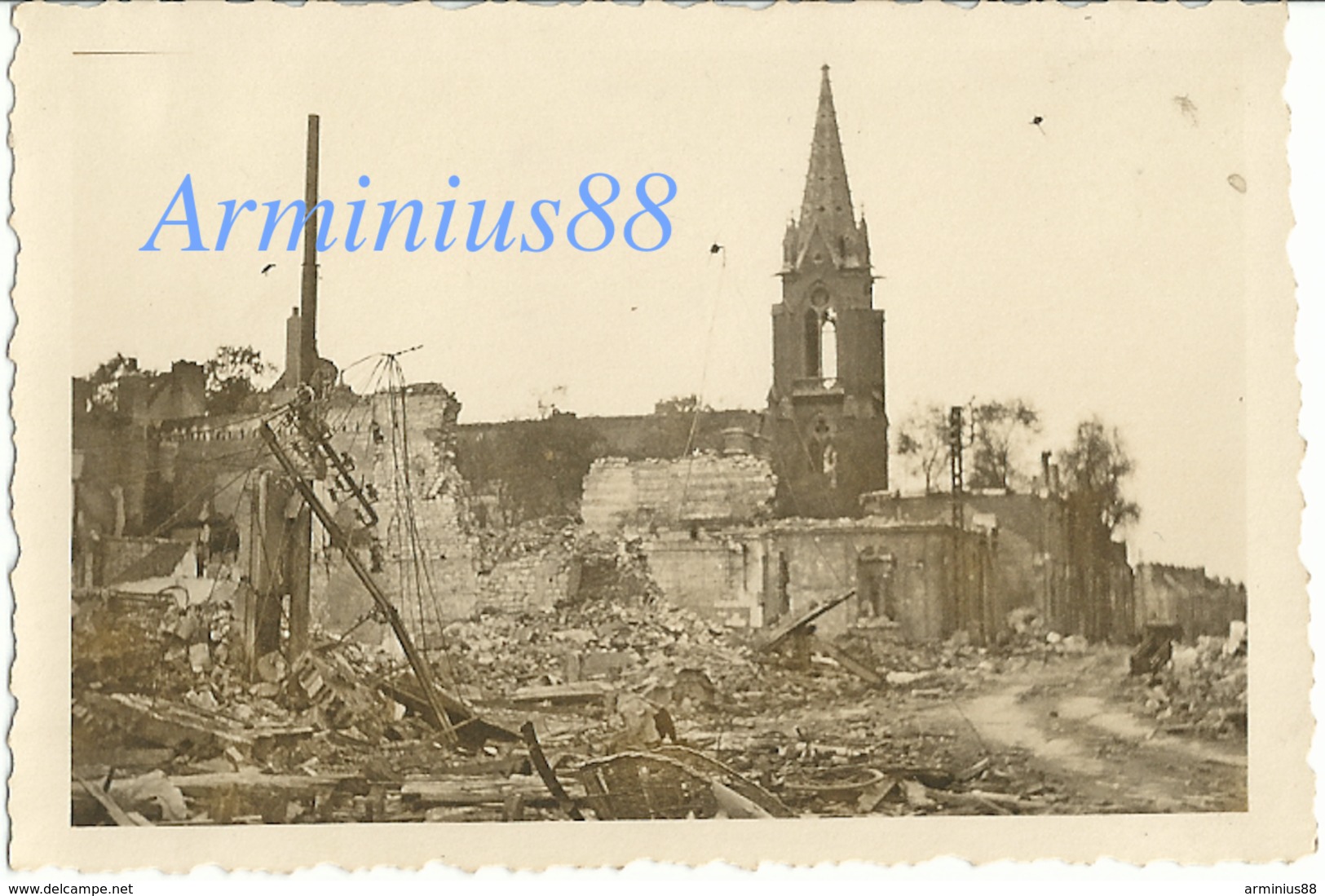 Campagne De France 1940 - In Amiens - L'église Saint-Pierre Et Ses Alentours Détruits - Guerre, Militaire