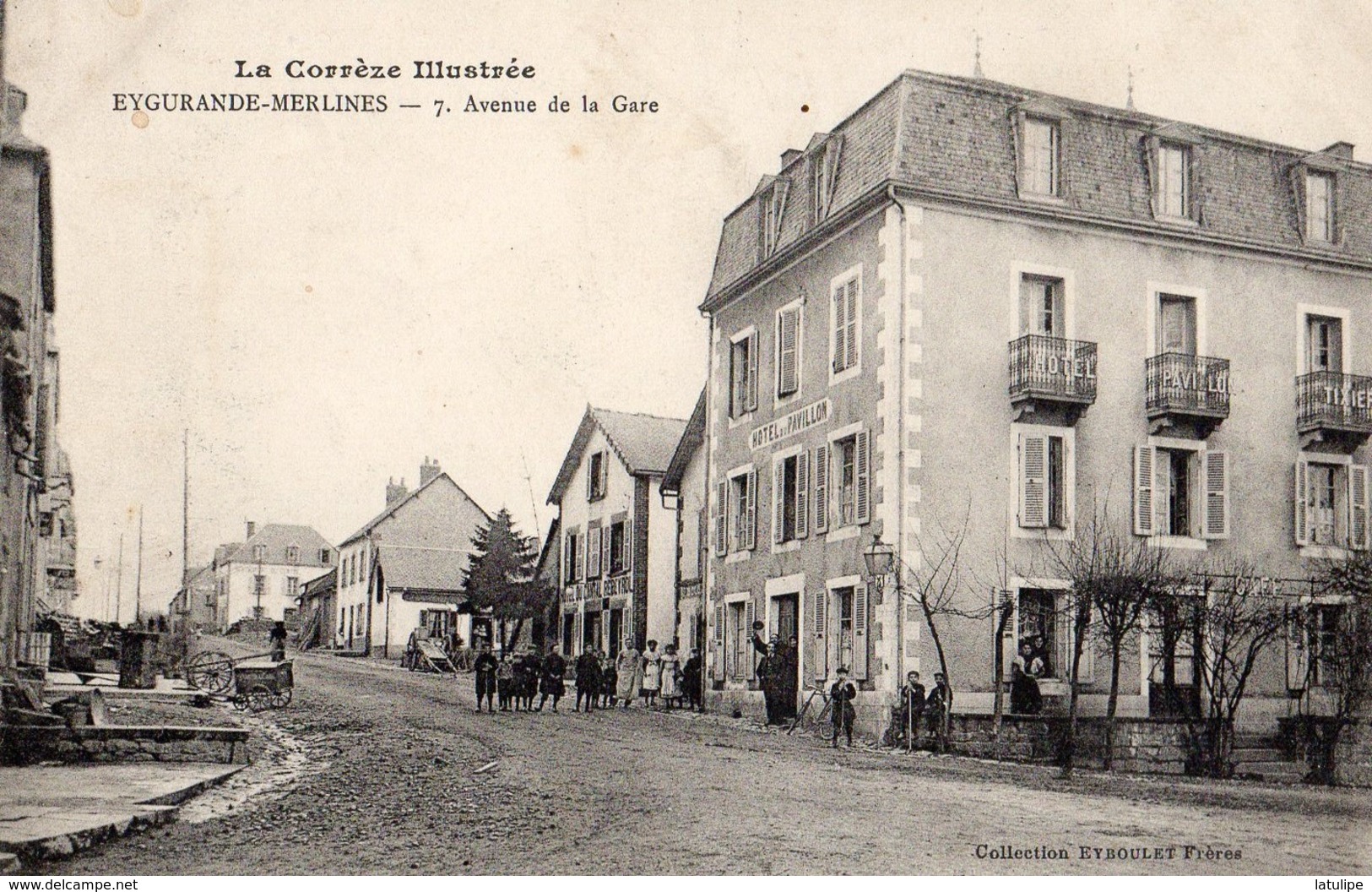 Eygurande-Merlines  19   L'Avenue De La Gare  Tres Animée Devant Hotel Du Pavillon Et Epicerie - Eygurande