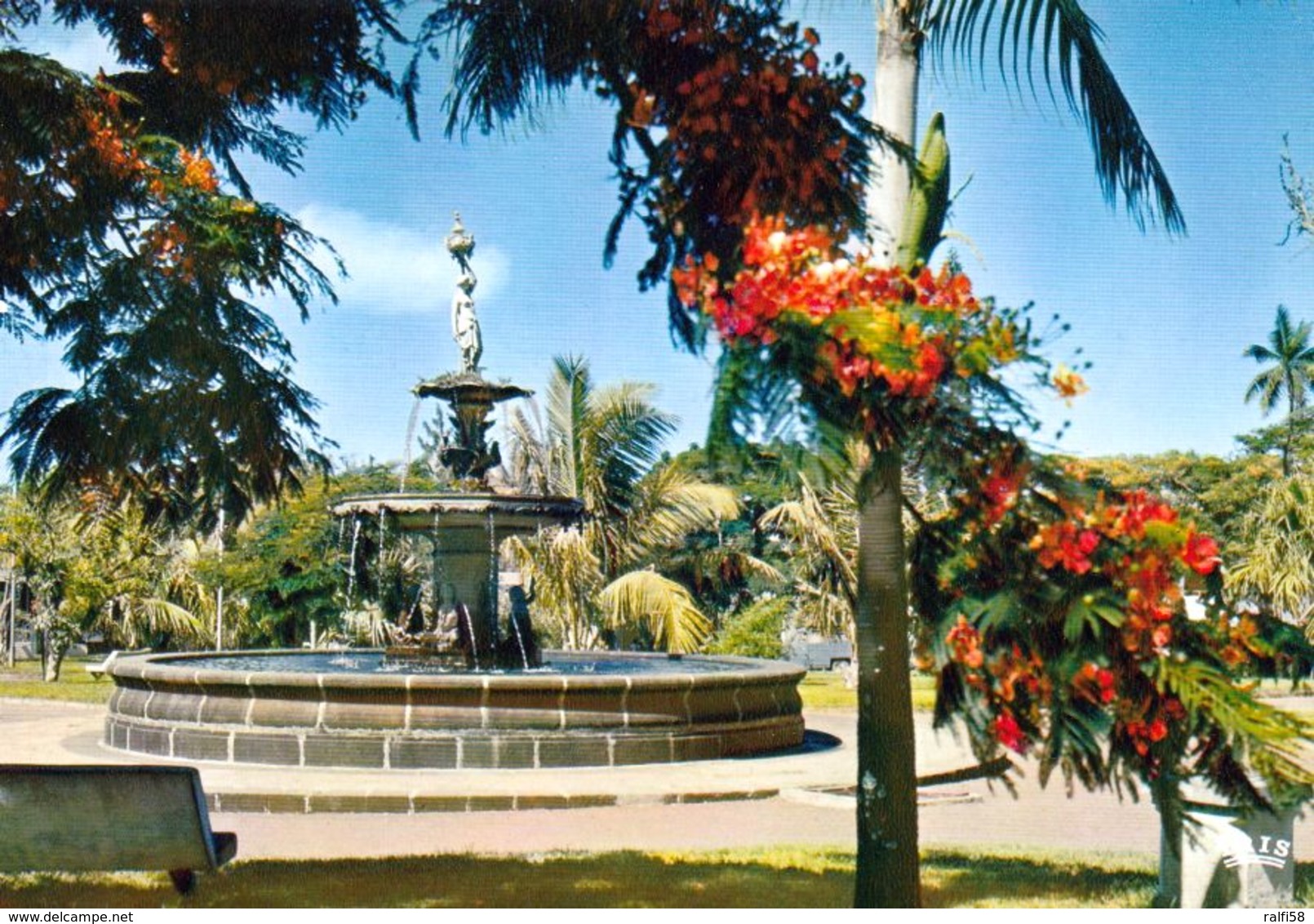 1 AK Insel Reunion * Fontaine Das Les Jardins In Saint-Pierre * Übersee-Departement Von Frankreich - IRIS - Karte 6051 - Réunion