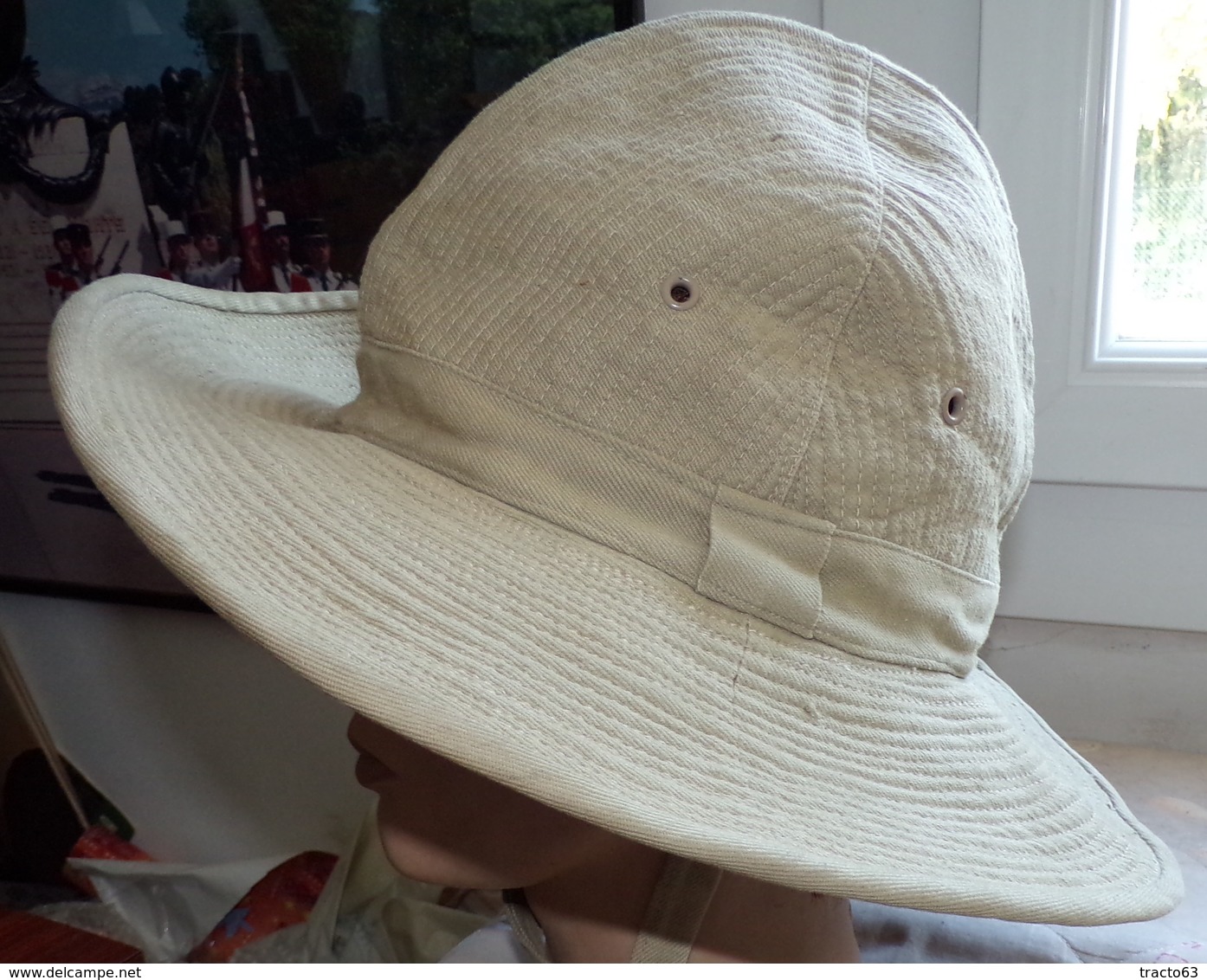 CHAPEAU DE BROUSSE  MILITAIRE DE L'ARMEE FRANCAISE , TAILLE 56,DANS SON JUS A NETTOYER, ETAT VOIR PHOTO . POUR TOUT RENS - Casques & Coiffures