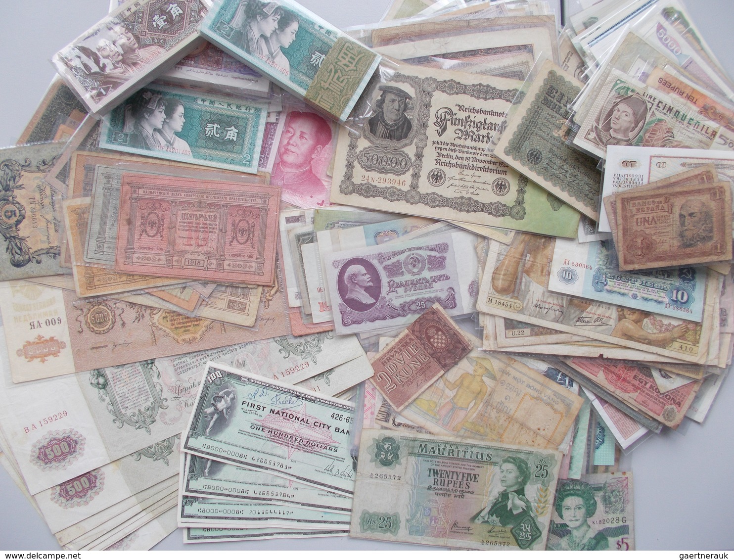 Alle Welt: Huge Lot With About 500 Banknotes From All Over The World, Mainly Russia / USSR, Europe ( - Sonstige & Ohne Zuordnung