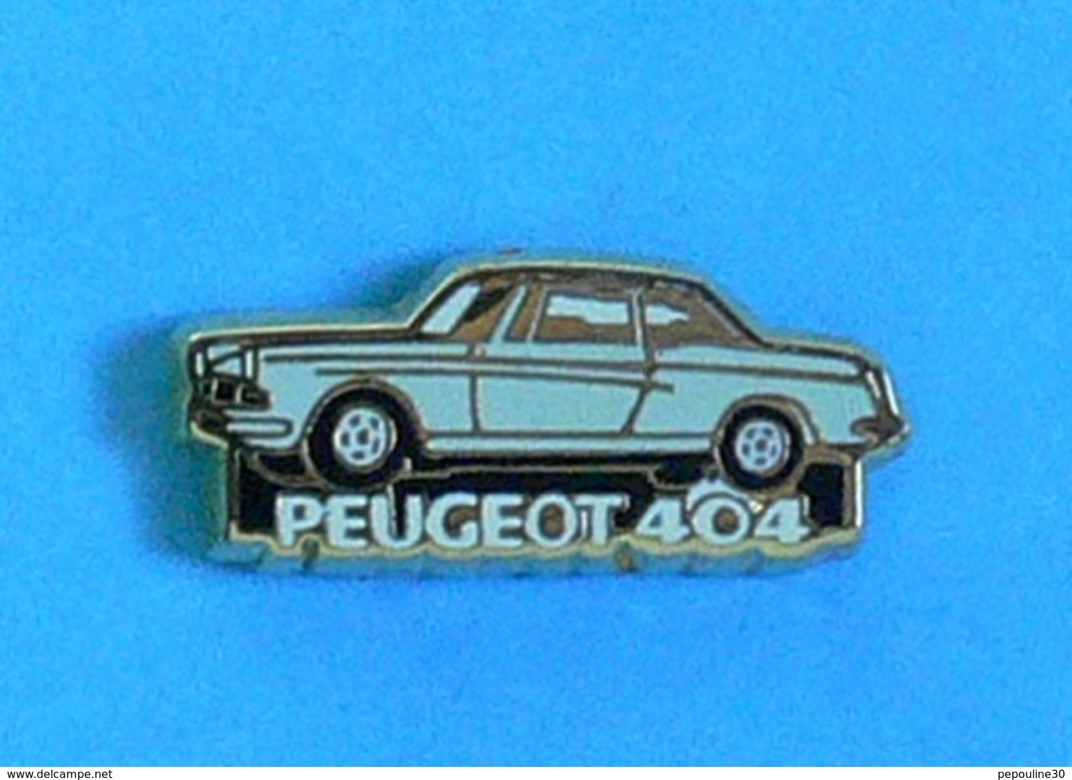 1 PIN'S  //  ** PEUGEOT 404 ** . (Helium Paris) - Peugeot