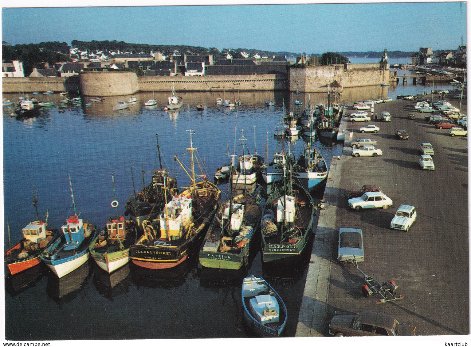 Concarneau: CHEVROLET CHEVELLE MALIBU CONVERTIBLE, RENAULT 4, 16, PEUGEOT 404, CITROËN 2CV - Quai Carnot - Toerisme