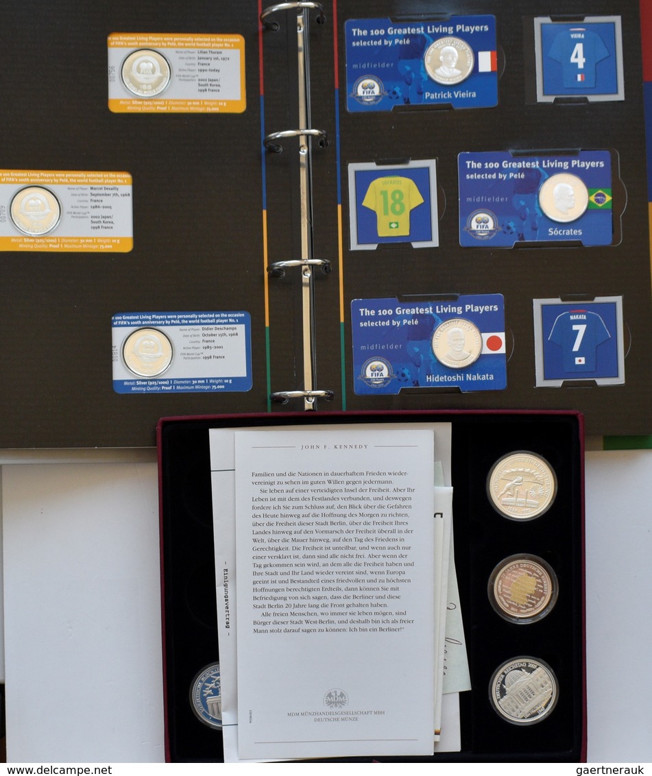 Alle Welt: Ein Karton Voll Mit Münzen Und Medaillen Mit Sportmotiven / Olympia. Über 100 Medaillen ( - Sonstige & Ohne Zuordnung