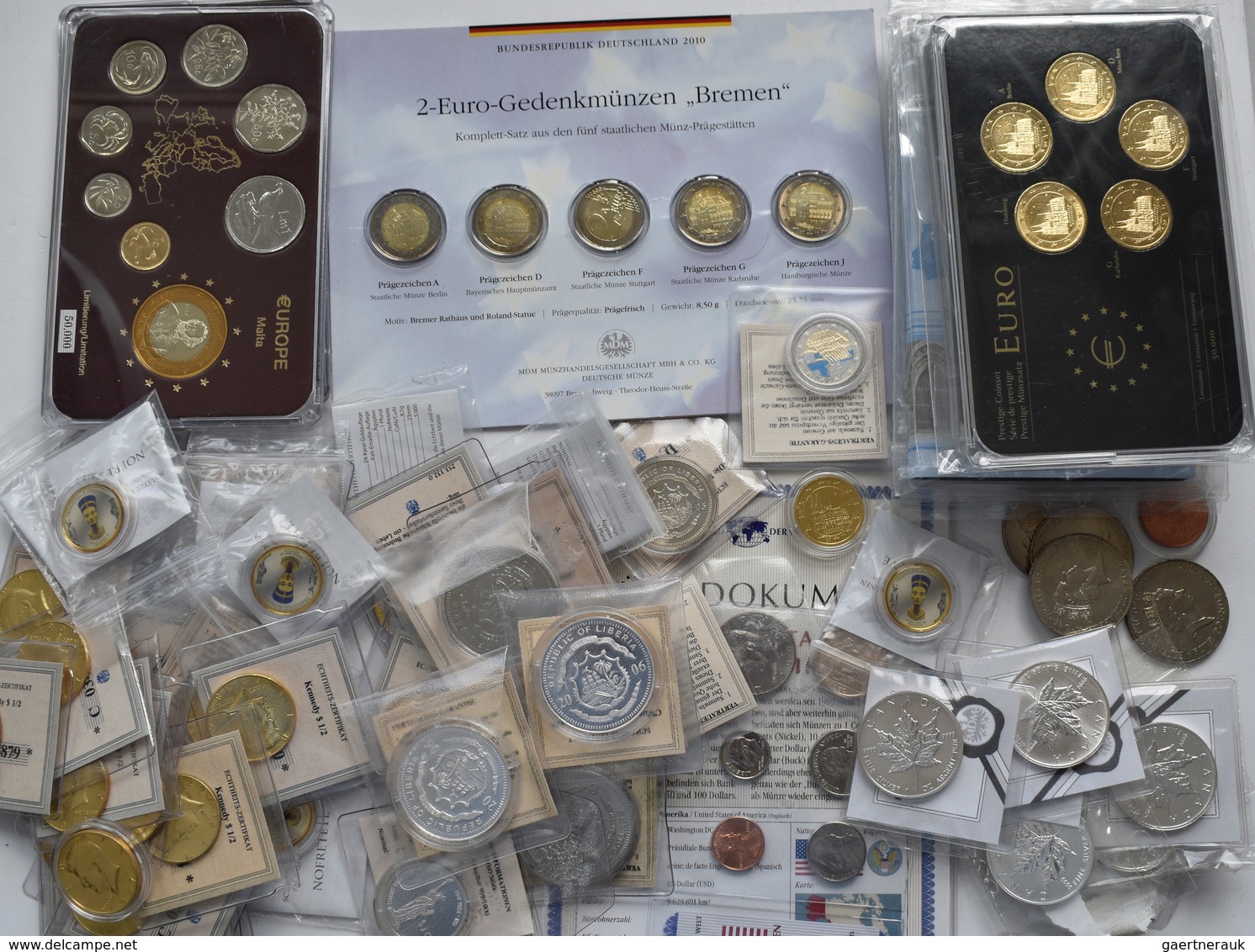 Alle Welt: Eine Schachtel Mit Diversen Münzen, überwiegend Colorierte Oder Vergoldete Münzen Wie 2 E - Otros & Sin Clasificación