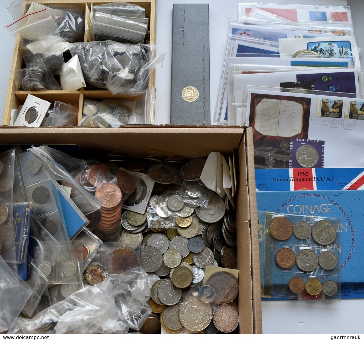 Alle Welt: Ein Karton Voll Mit Münzen, Numisbriefen Und Medaillen. Eine Große Schachtel Mit Münzen A - Other & Unclassified