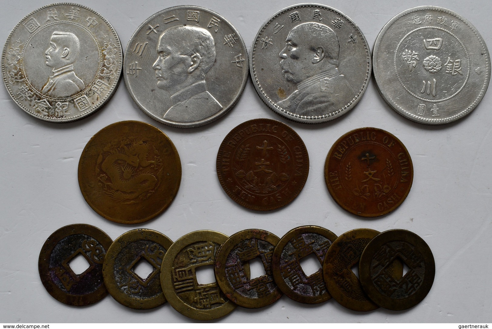China: Lot 14 Nicht Näher Bestimmten Münzen, Dabei: 4 X Silberdollar; 3 X "neuere" Cash-Münzen; 7 X - Cina