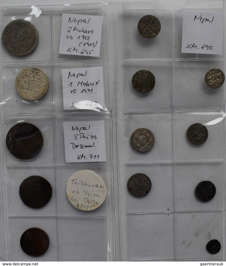 Nepal: Lot 13 Münzen, Dabei: Mohar 1971VS (KM# 682); 2 Mohars 1972VS (KM# 695); Sowie 3 X Kupfermünz - Népal