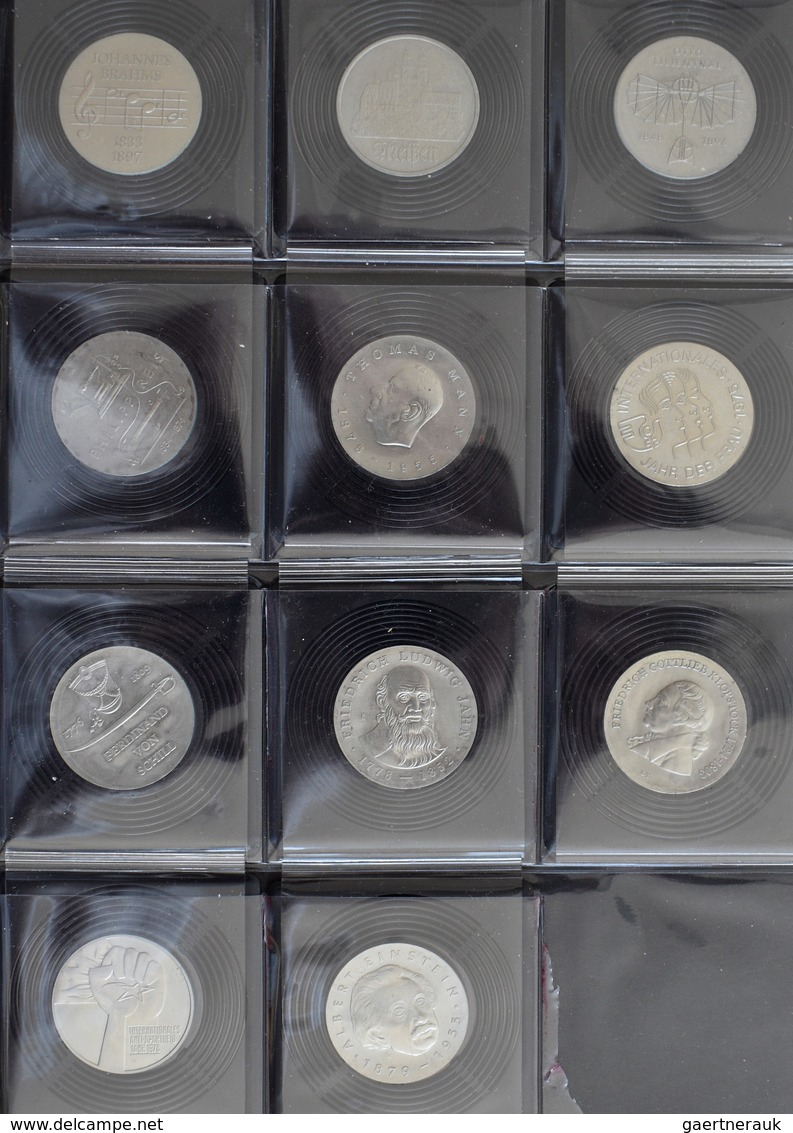 DDR: Album mit 79 x diverse Gedenkmünzen der DDR überwiegend stempelglanz, sowie 2 lose Gedenkmünzen