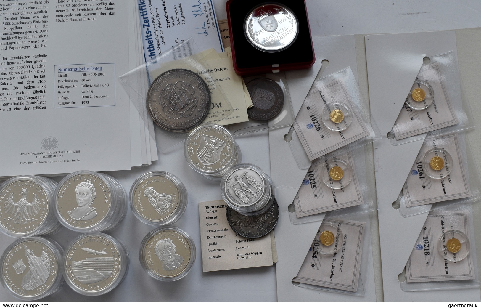 Medaillen: Ein Karton Voller Medaillen Aus ABO's, überwiegend Unedle Metalle Versilbert Und Vergolde - Ohne Zuordnung