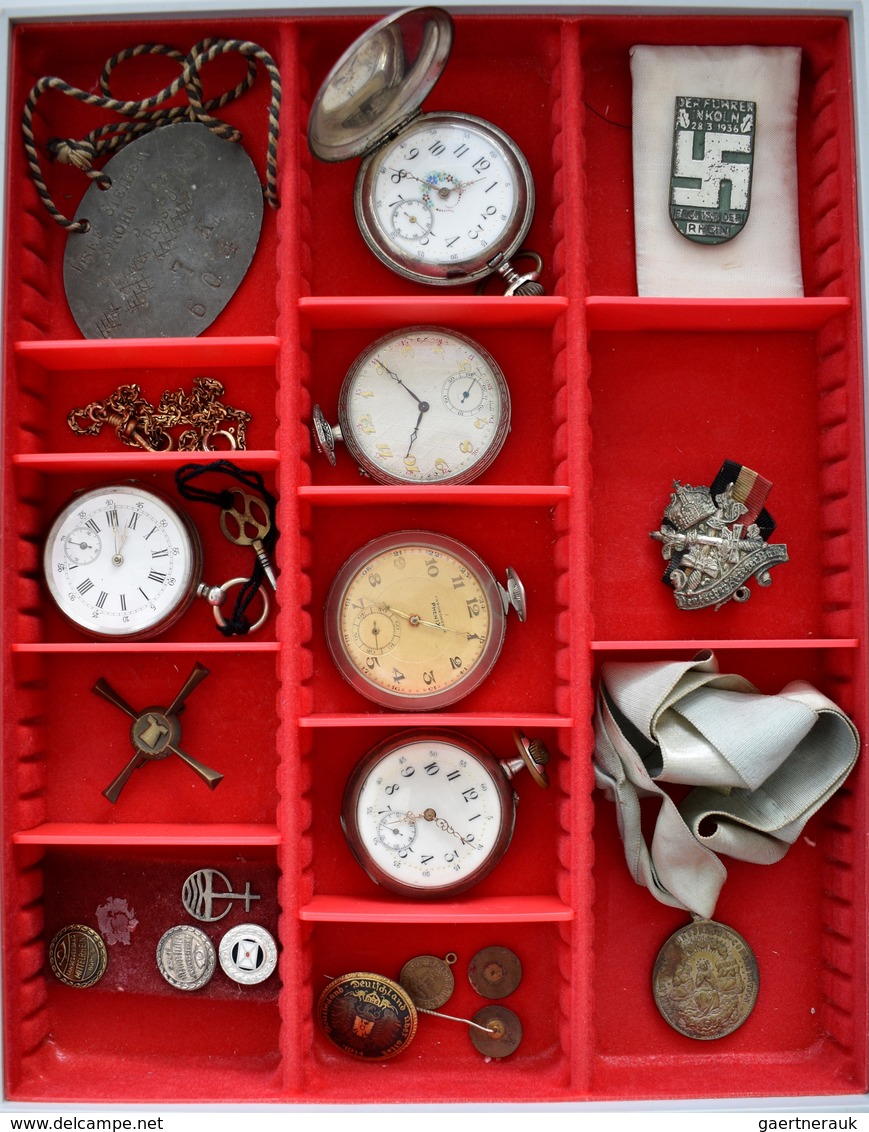 Uhren: Eine Lindnerbox Mit 5 älteren Taschenuhren Sowie Diversen Abzeichen. - Sonstige & Ohne Zuordnung