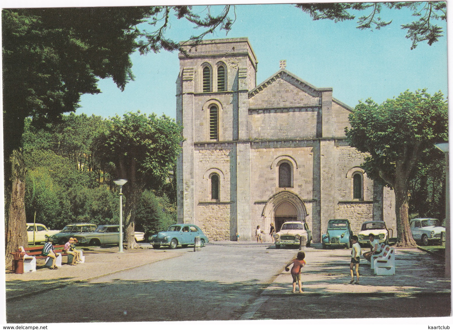 Soulac-sur-Mer: RENAULT RAMBLER, PEUGEOT 203, 204 CONVERTIBLE, CITROËN 2CV, AMI BREAK, SIMCA P60 - Basilique Notre-Dame - Toerisme