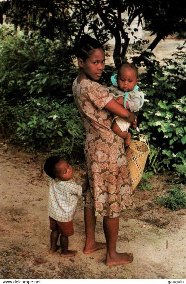 CPM - MADAGASCAR - Côté Est - Jeune Maman - Madagascar