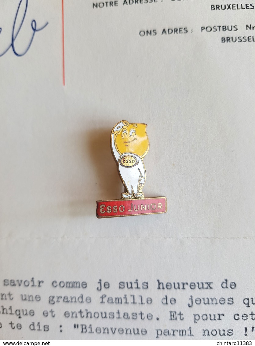 Feuillet De Faux Timbres (Supplément Gratuit à Spirou 1961) Distribué Par "ESSO" + Pin's émaillé + Divers - RARE - Stripsverhalen