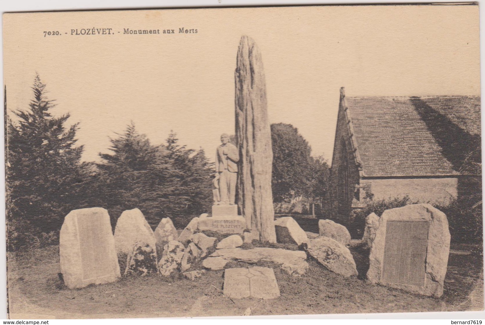 29 Plozevet  Monument Aux Morts - Plozevet