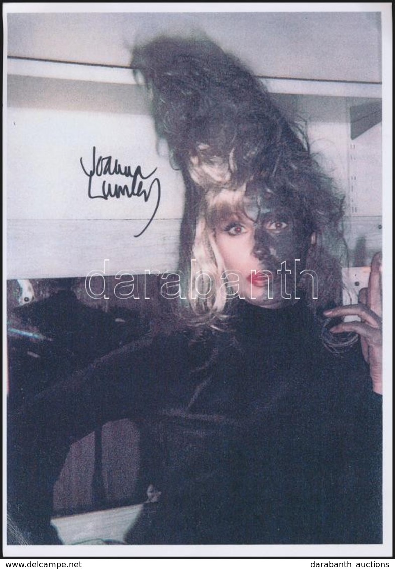 Joanna Lumley (1946-) Színésznő Aláírása Az őt ábrázoló Fotó Nyomaton  / Autograph Signature 20x30 Cm - Andere & Zonder Classificatie