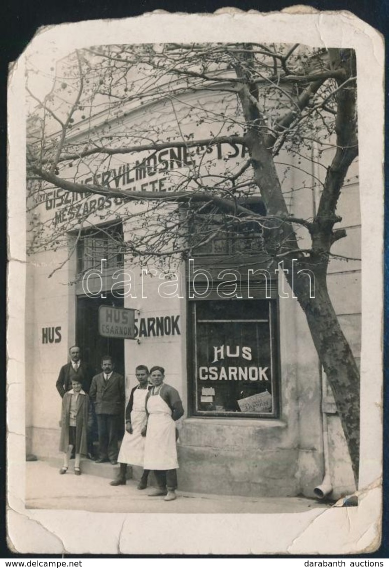 Cca 1920-1930 Balatonboglár, Régi Hentesüzlet, Sérült Fotólap, 12,5×8,5 Cm - Autres & Non Classés