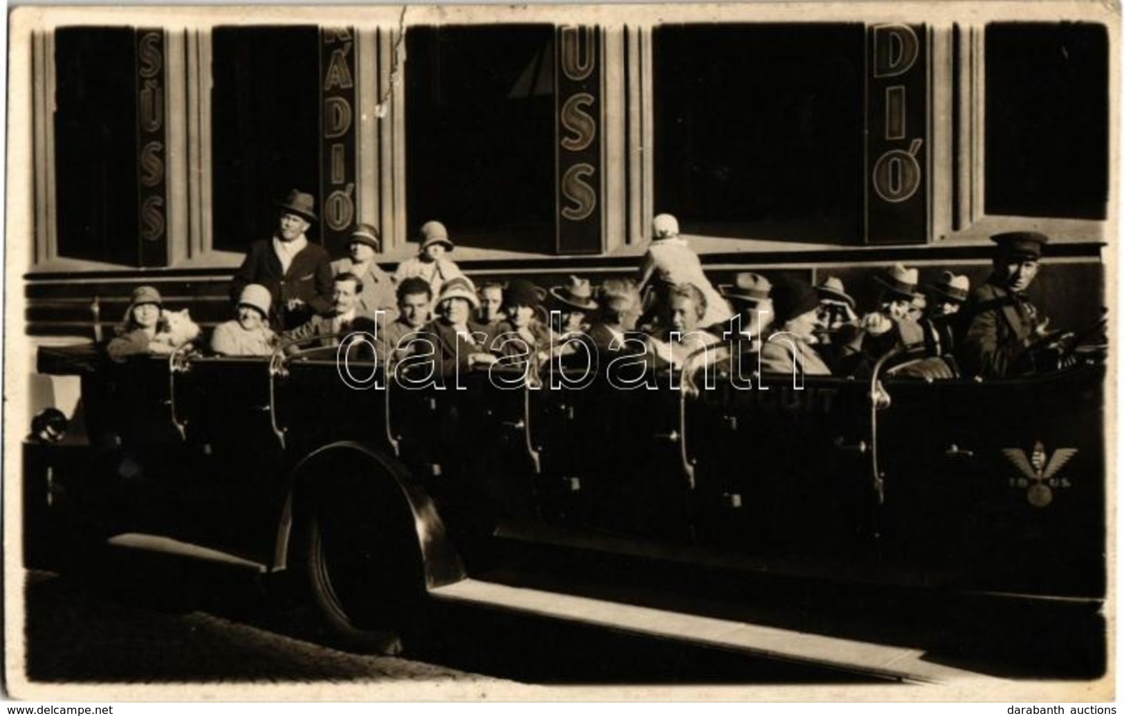 * T3 Budapest, Autókörjárat, Autóbusz Turistákkal A Süss Rádió Előtt / Sightseeing-car. Magyar Erzsi Fényképész, Photo ( - Zonder Classificatie