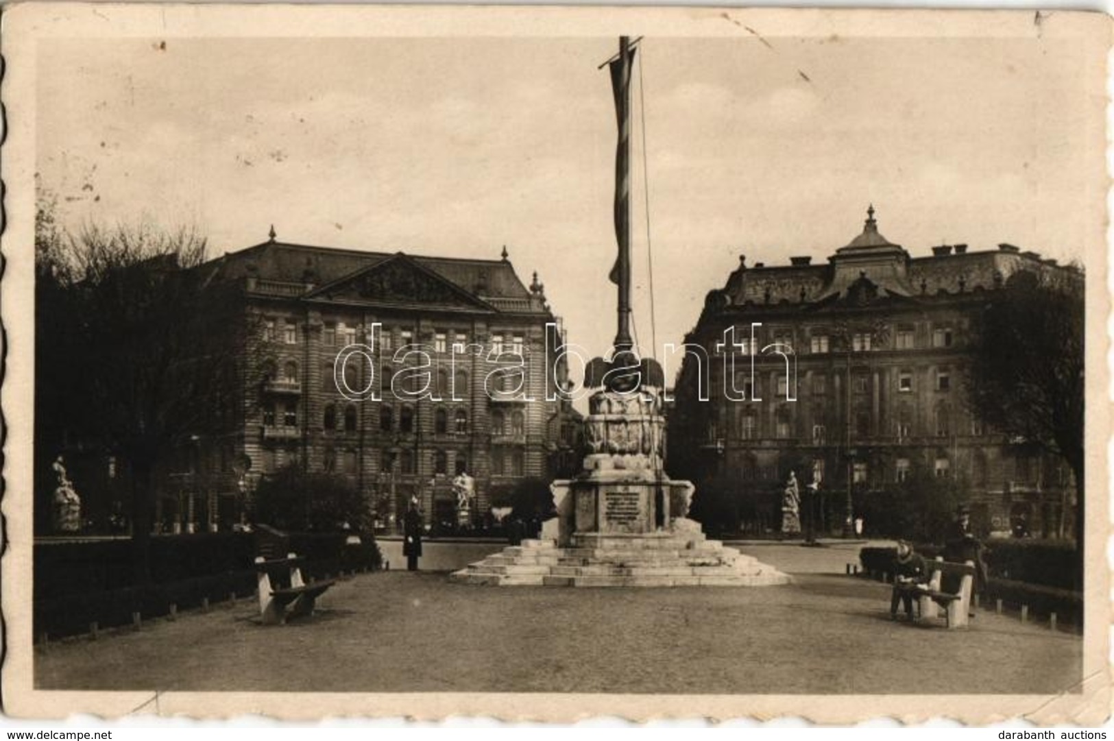 T2/T3 Budapest V. Szabadság Tér A Trianoni Országzászlóval, Trianoni Irredenta Szoborcsoporttal és Rendőrrel (EK) - Non Classés