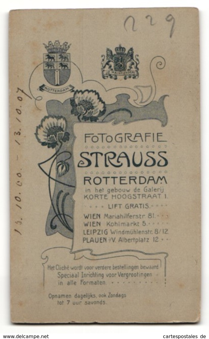 Fotografie Strauss, Rotterdam, Portrait Bub In Ruderbootkulisse - Anonieme Personen