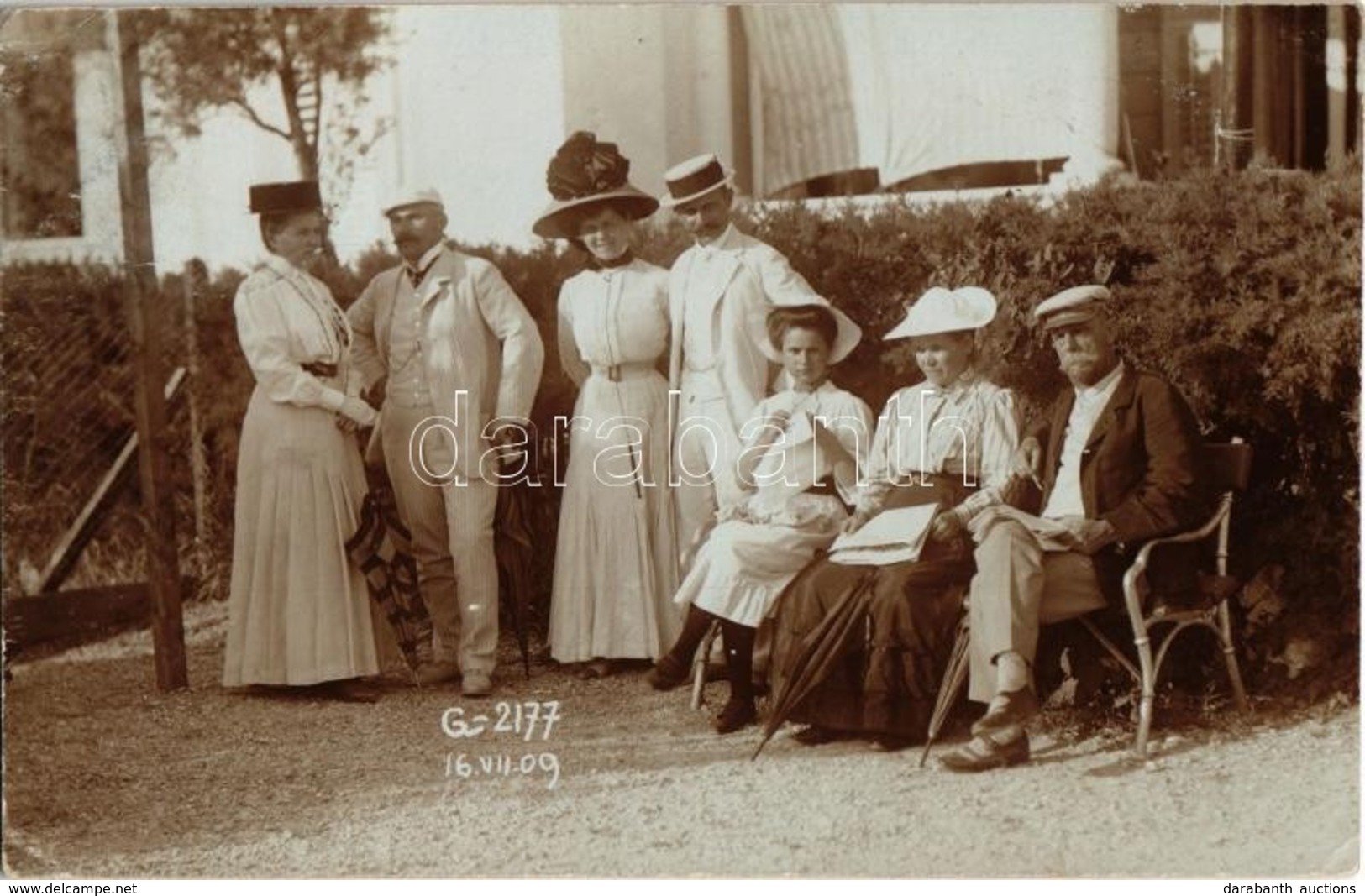 T2/T3 1909 Grado, Ladies And Gentlemen At The Beach. Strand-Atelier Wessely Photo (EK) - Non Classés