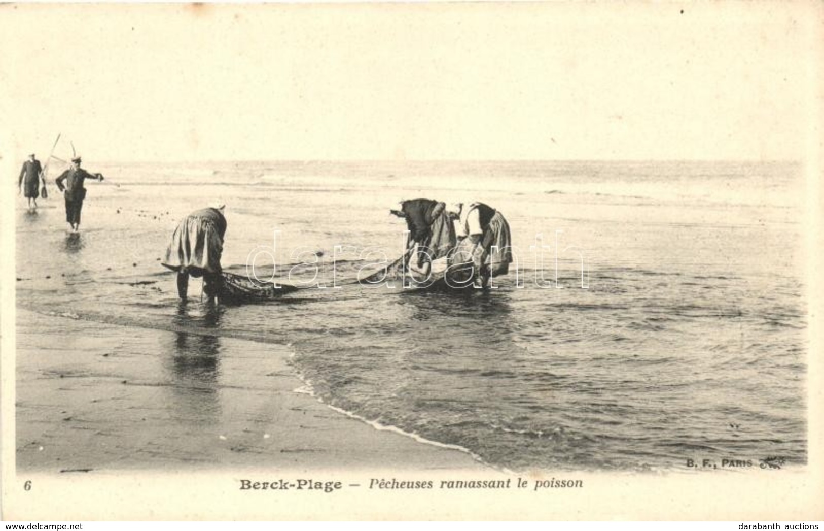 ** T1 Berck-Plage, Pecheuses Ramassant Le Poisson / Fishermen - Non Classés