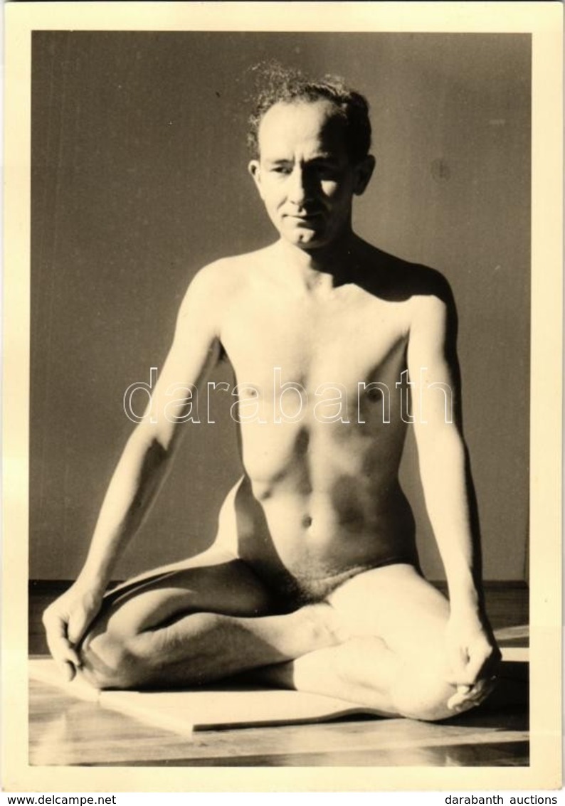 ** T2 Naked Man Doing Yoga. Dr. Schleussner ADOX Foto - Zonder Classificatie