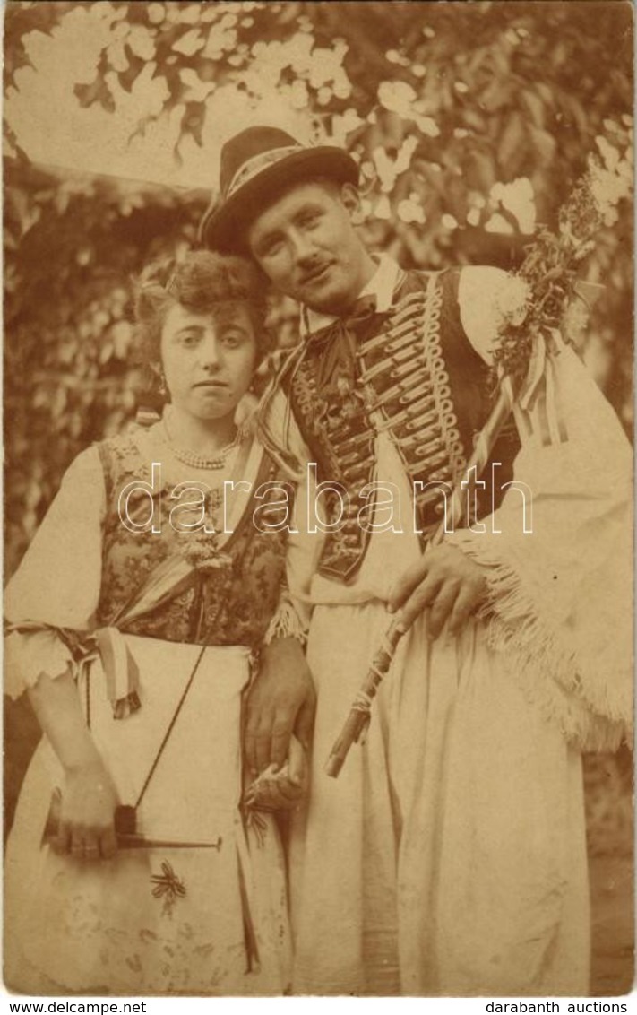 ** T1/T2 ~1905 Magyar Népviselet, Nemzeti Szalagokkal (majális?) / Hungarian Folklore With Ribbons. Photo - Zonder Classificatie