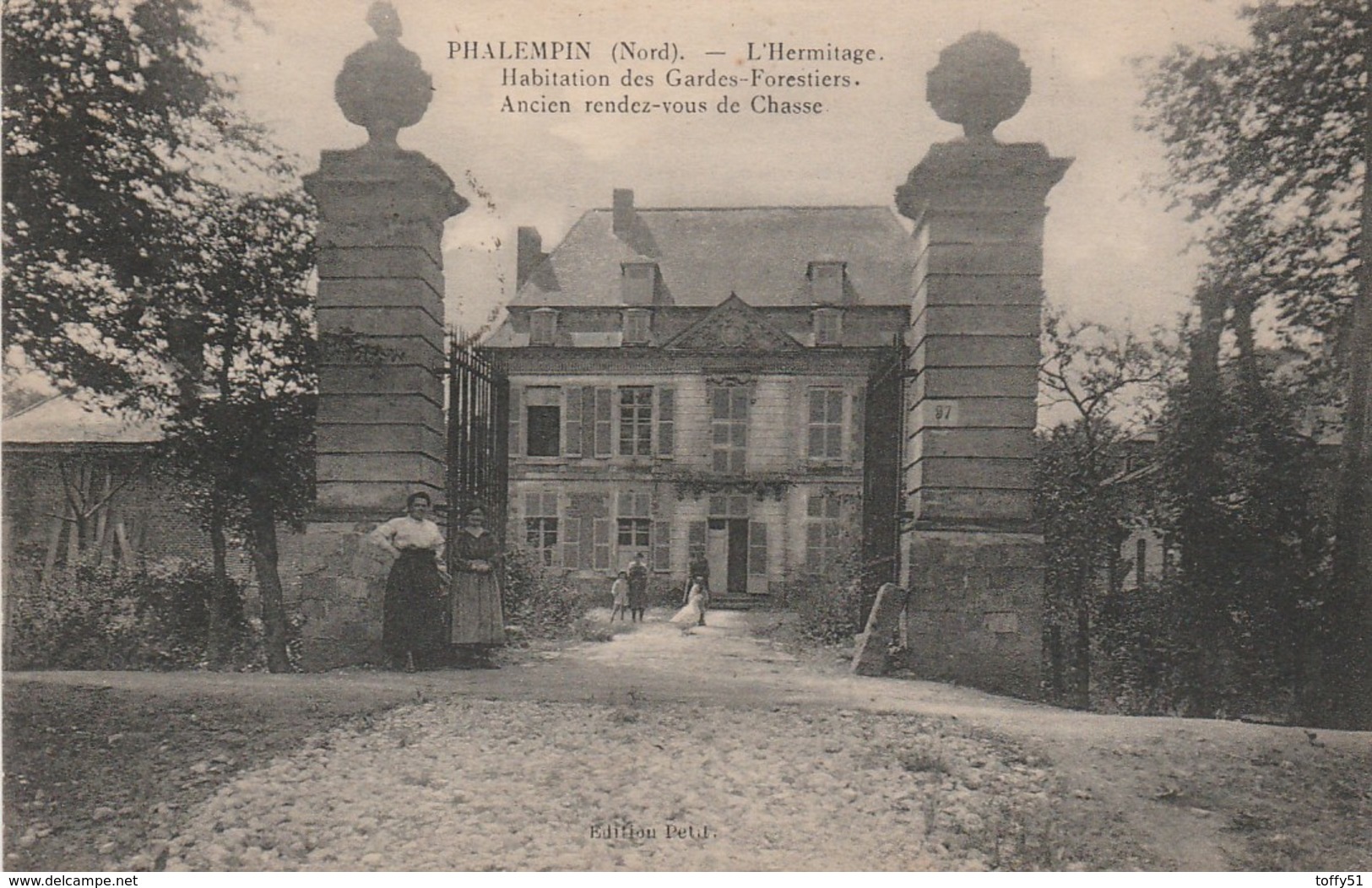 CPA:PHALEMPIN (59) FEMMES DEVANT HERMITAGE HABITATION GARDES FORESTIERS ANCIEN RENDEZ VOUS DE CHASSE..ÉCRITE - Autres & Non Classés