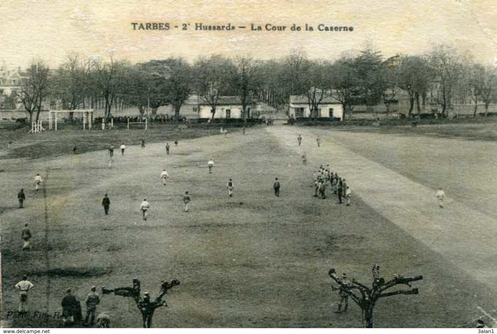 TARBES  = 2° Hussards  La Cour De La Caserne  726 - Tarbes