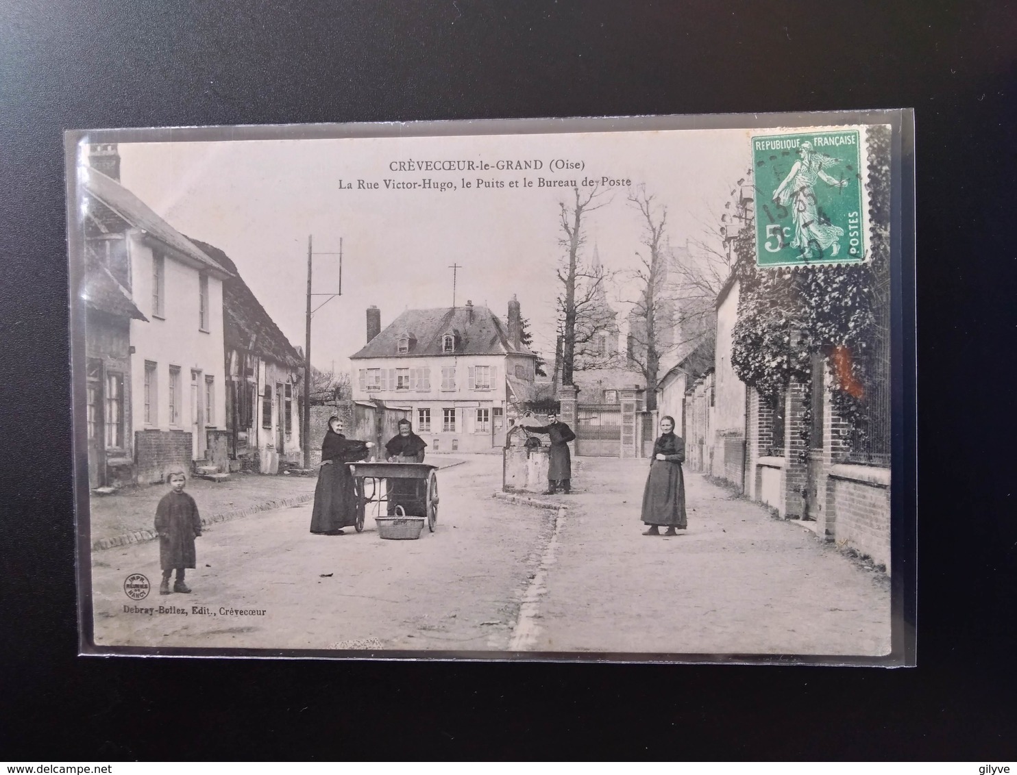 CPA. (60) CREVECOEUR LE GRAND. La Rue Victor Hugo.Le Puits Et Bureau De Poste. (G.032) - Crevecoeur Le Grand