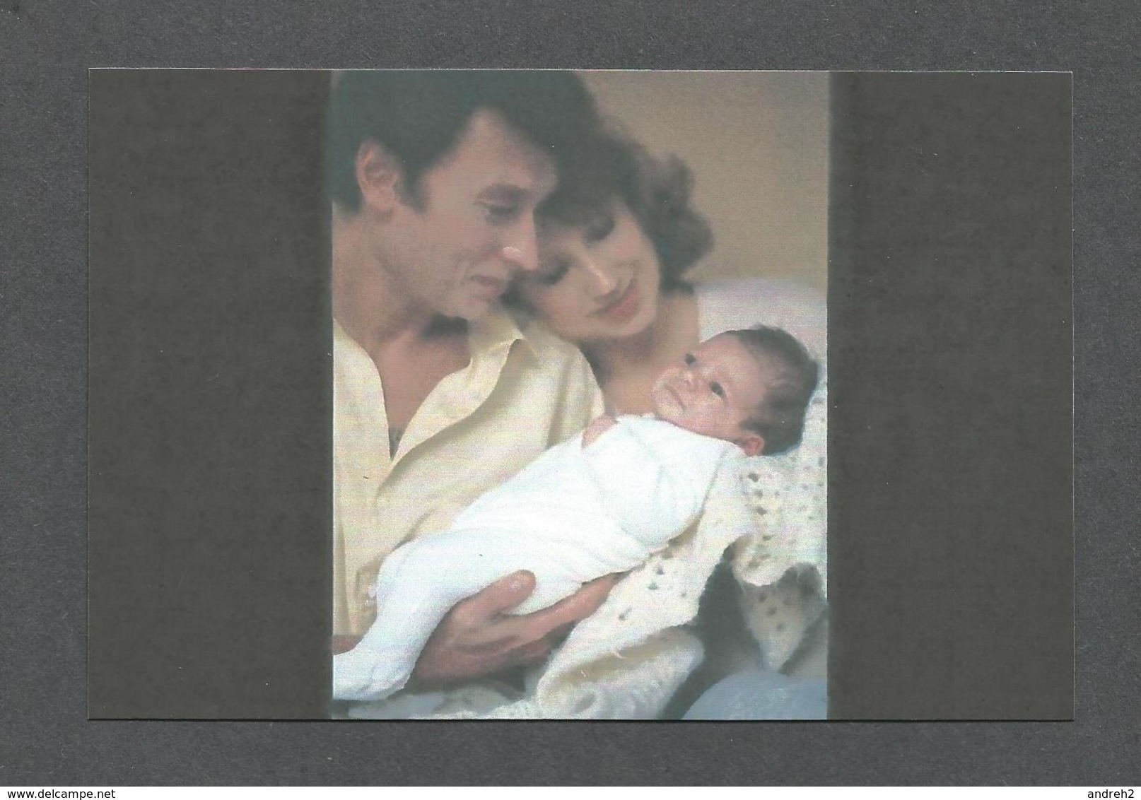 ARTISTES - CHANTEUR - JOHNNY HALLYDAY ET NATHALIE BAYE À LA NAISSANCE DE LEUR FILLE LAURA EN NOVEMBRE 1983 - Musique Et Musiciens