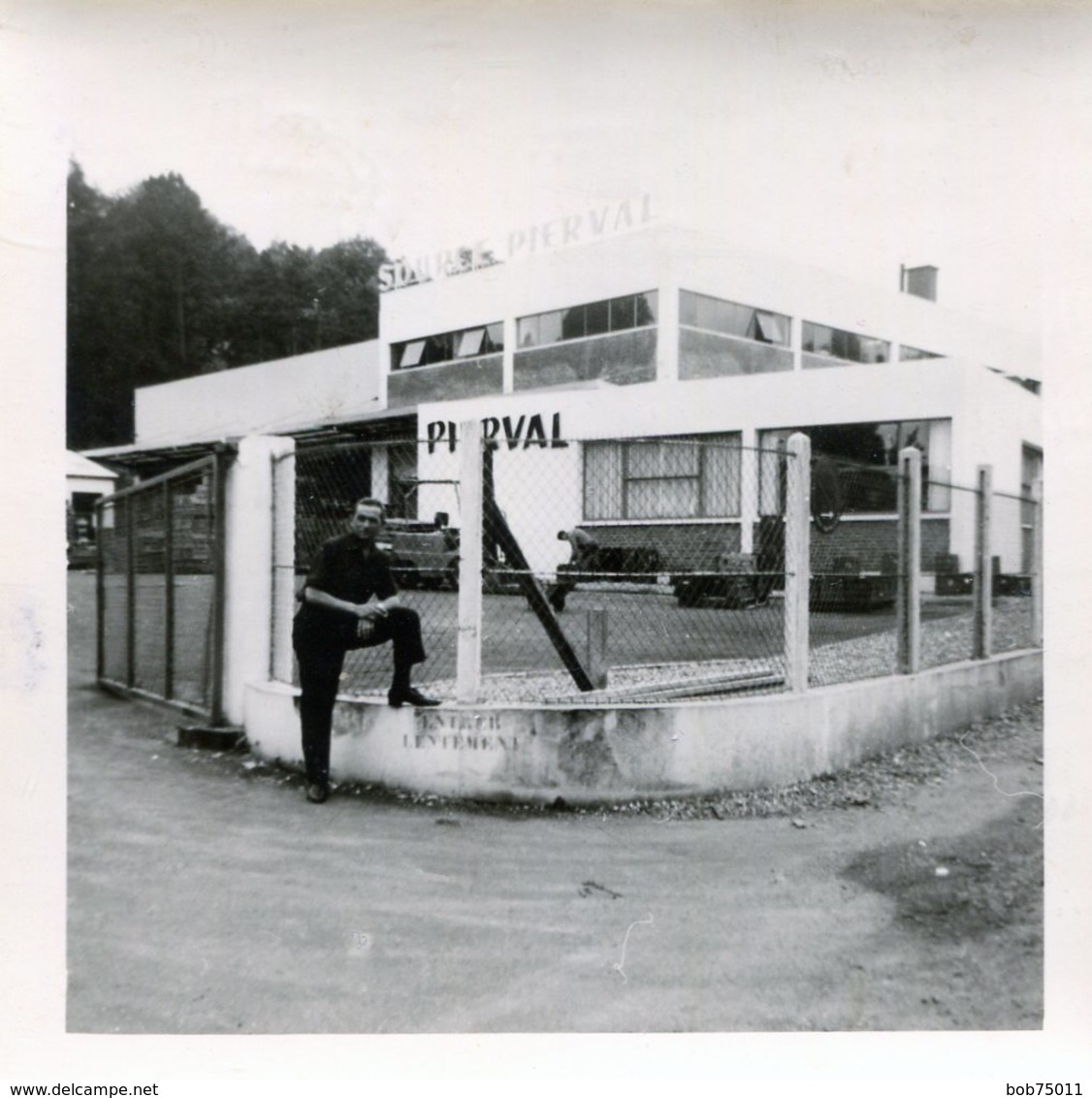 Photo D'un Homme Posant Devant Les Grille De Sont Travail Les Atelier PIERVAL - Personnes Anonymes