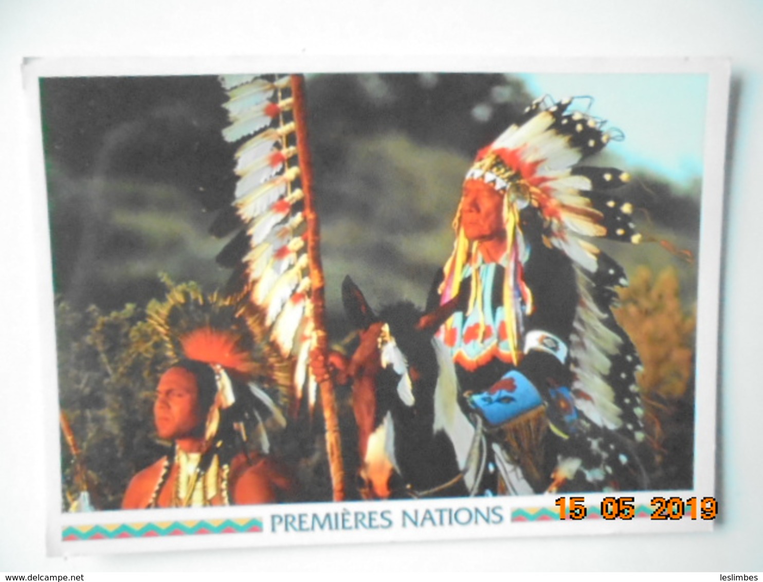Premieres Nations. Chef Amerindien En Costumes De Ceremonie. Canada. 16.8 X 12 Cm - Indiens D'Amérique Du Nord