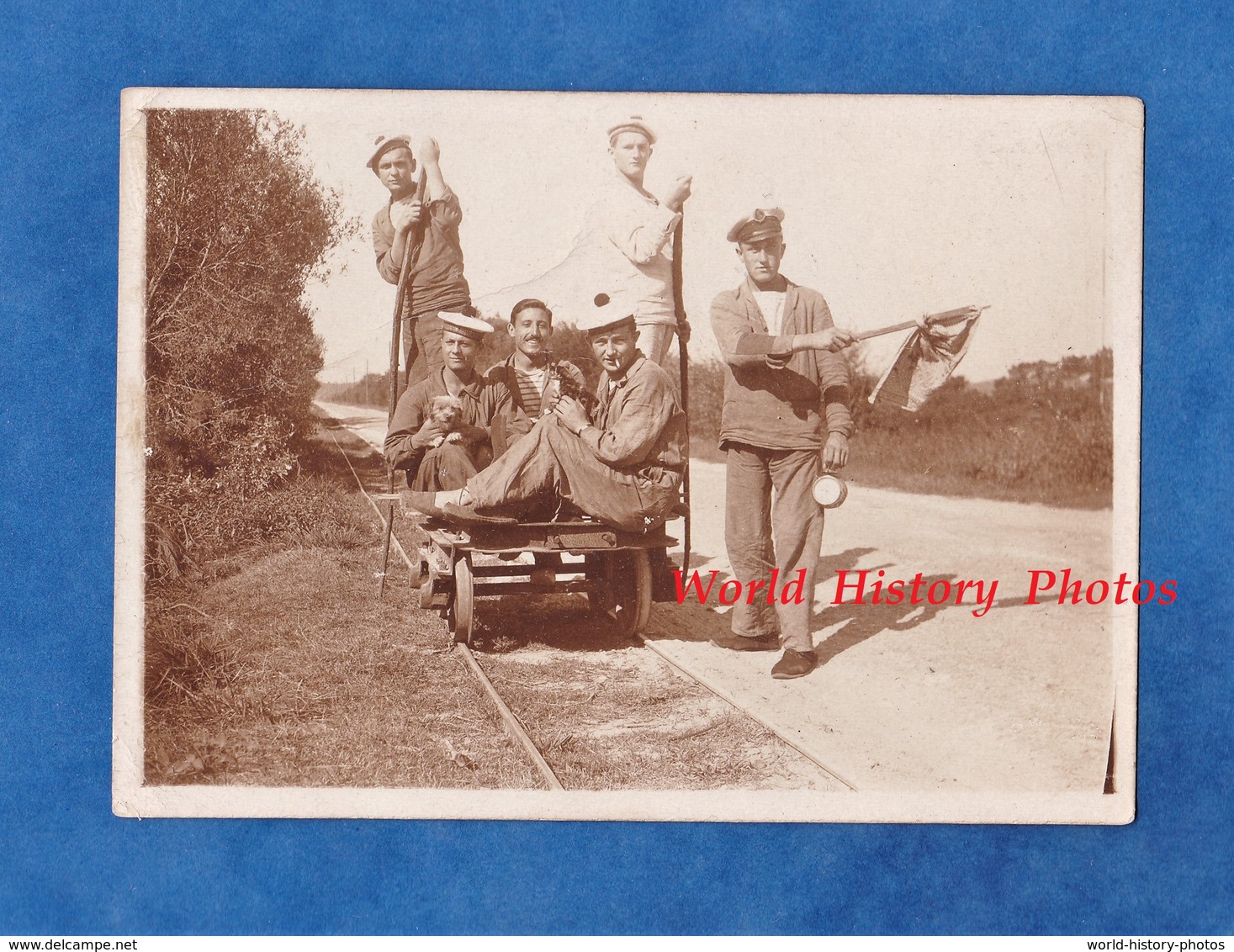 Photo Ancienne Snapshot - Port à Situer - Groupe De Marin Sur Un Wagonnet - Marine Nationale -voie Ferrée / Rail / Wagon - Bateaux